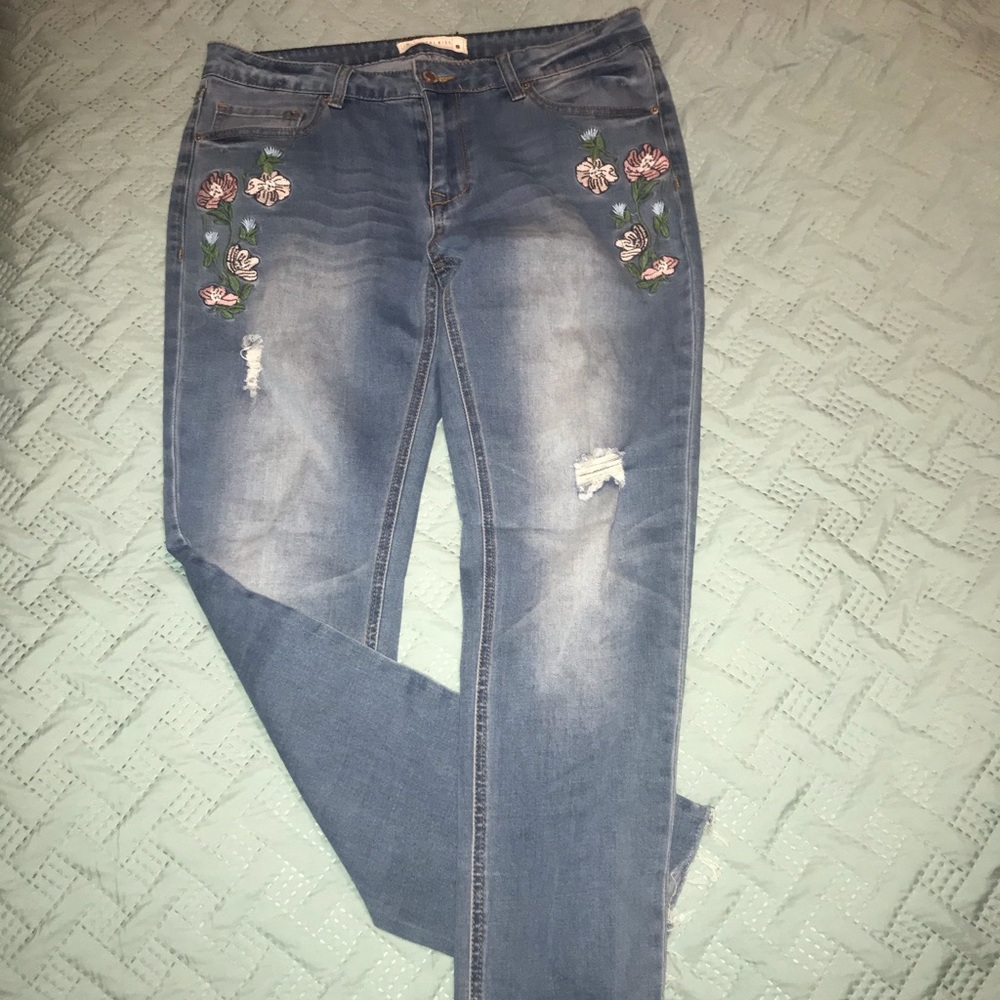 Jeans with flower embroidery